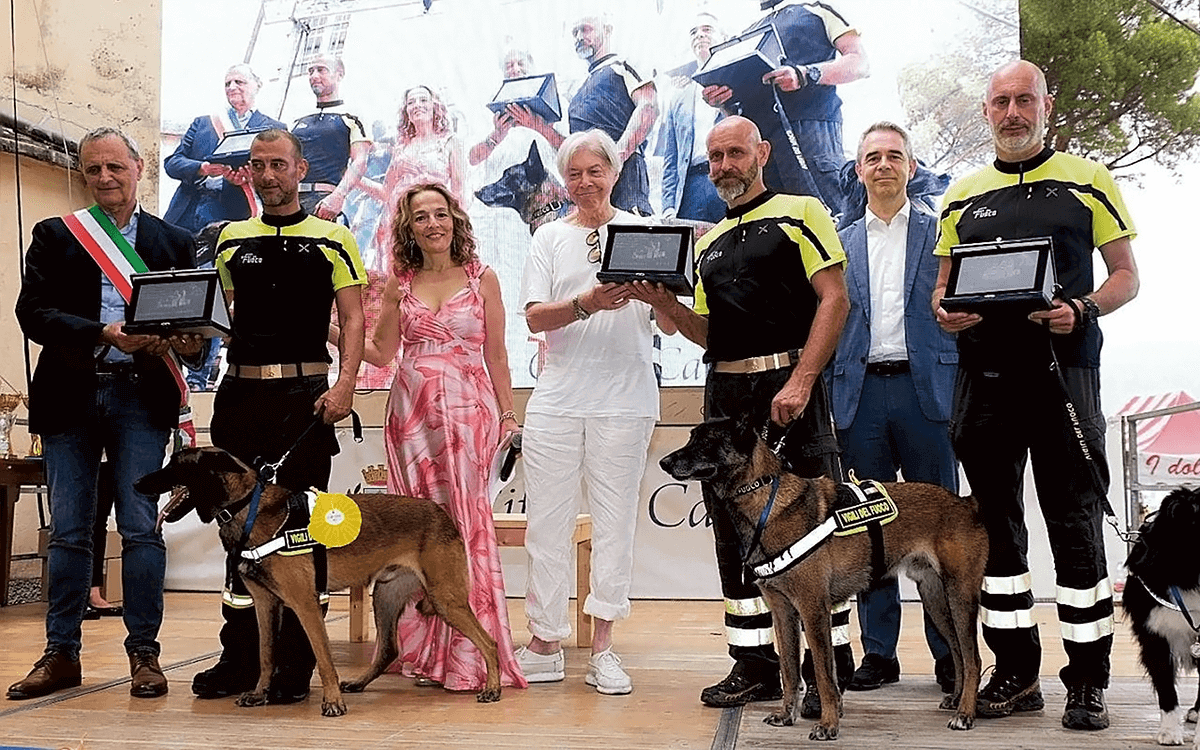 sonia gentoso premia le forze dell'ordine a san rocco di camogli