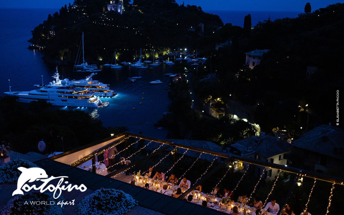 La sera arriva in Baia Cannone a Portofino